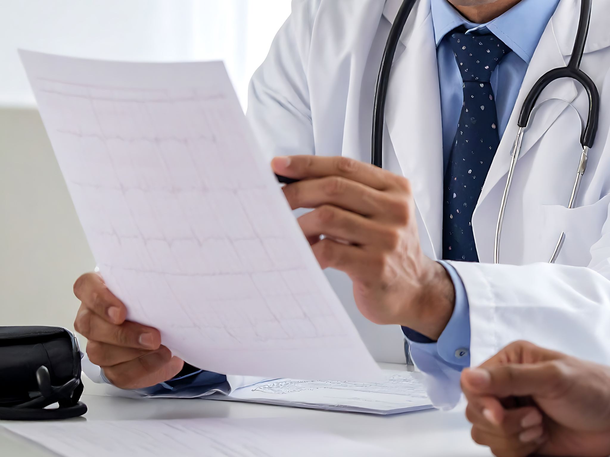 Esperto in nefrologia a Perugia spiega al paziente i risultati degli esami di filtrato glomerulare (eGFR) e creatinina.