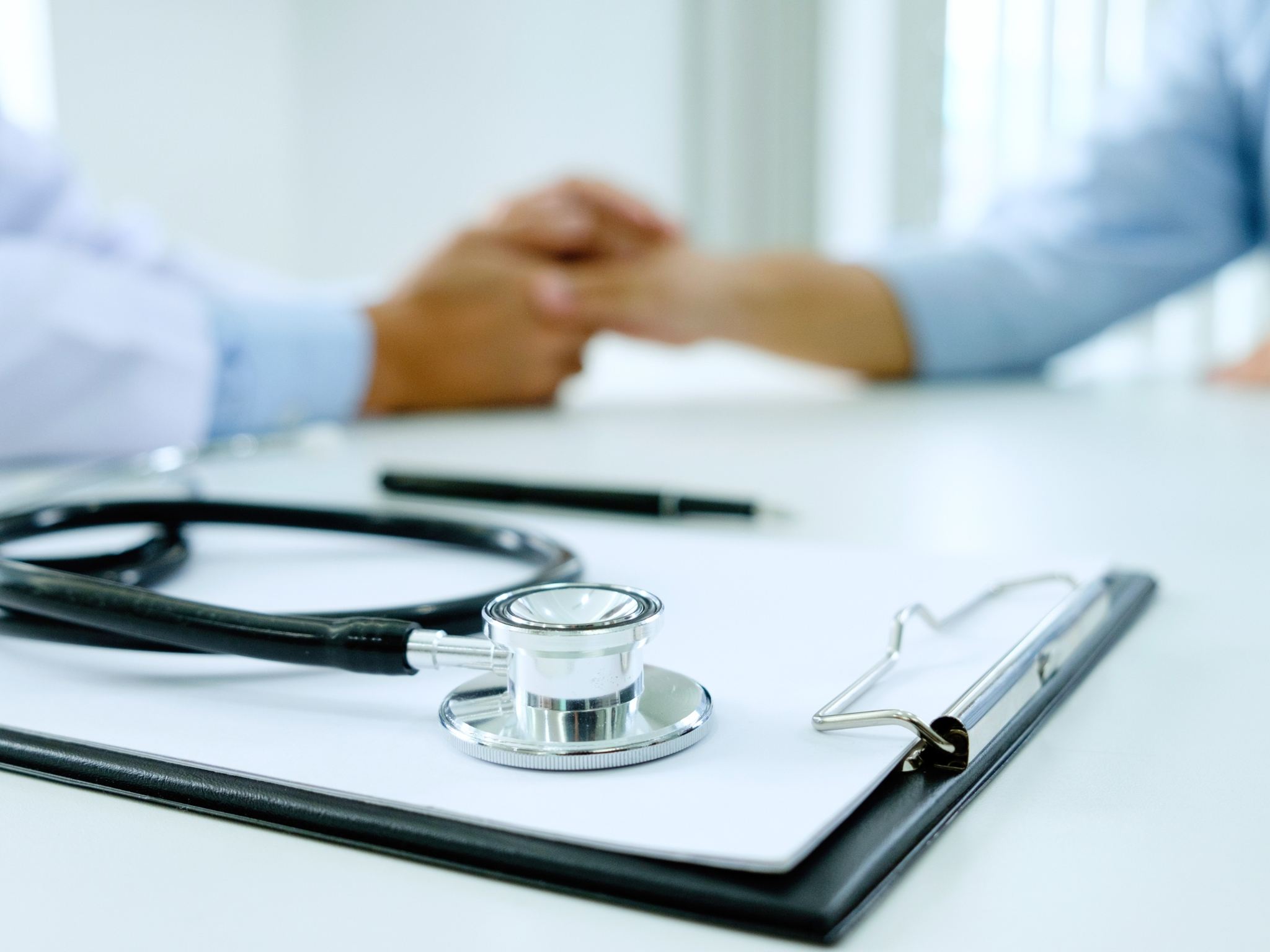 Collaborazione tra medico legale e avvocato per casi di responsabilità sanitaria a Perugia.