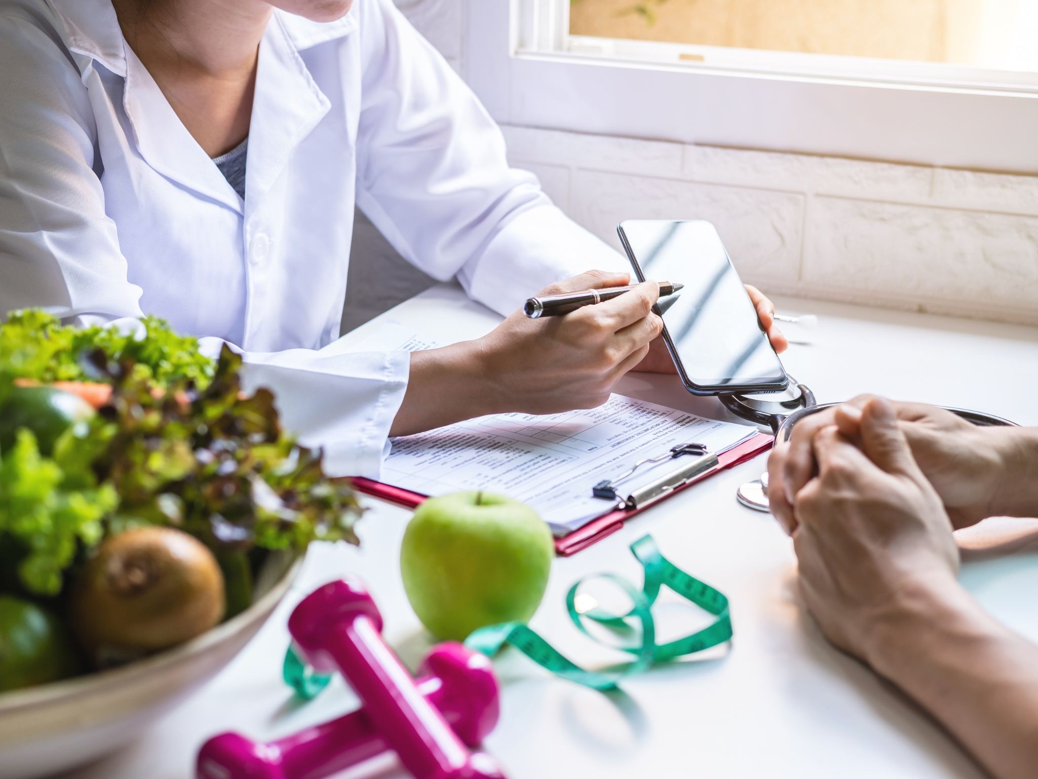 Il nutrizionista degli Studi Medici San Nicolò di Perugia durante una consulenza alimentare personalizzata.