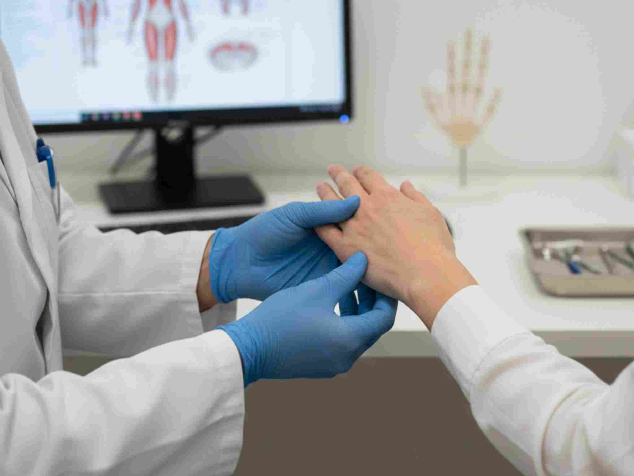 Monitor medico con dettagli diagnostici per artrite reumatoide, artrosi e reumatismi infiammatori a Perugia.