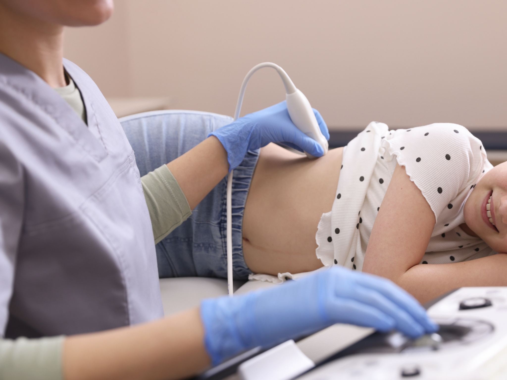 Medico che esegue un'ecografia renale a Perugia per valutare la presenza di calcoli o cisti renali.