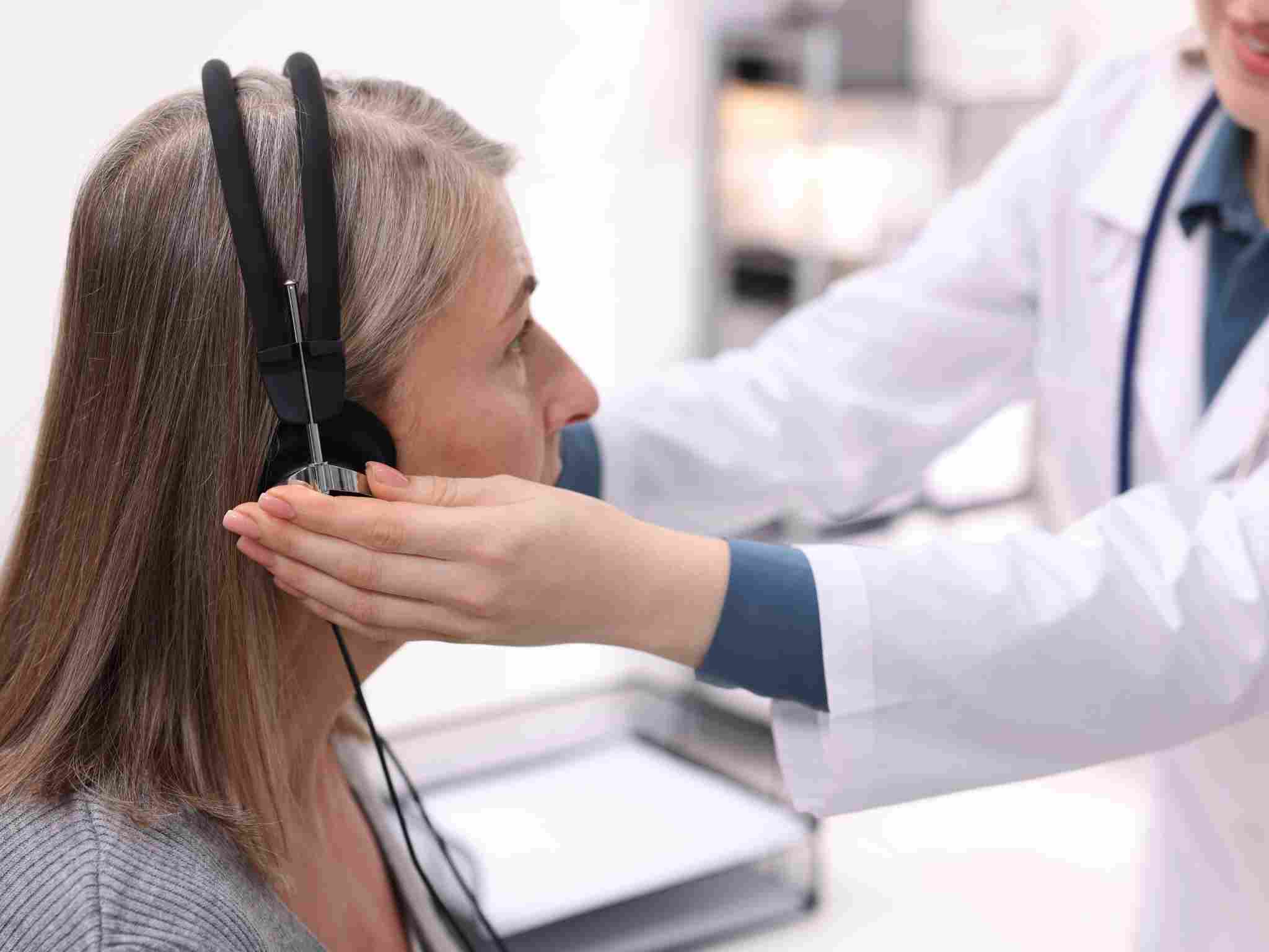 Test dell'udito e audiometria nel reparto di otorinolaringoiatria a Perugia.