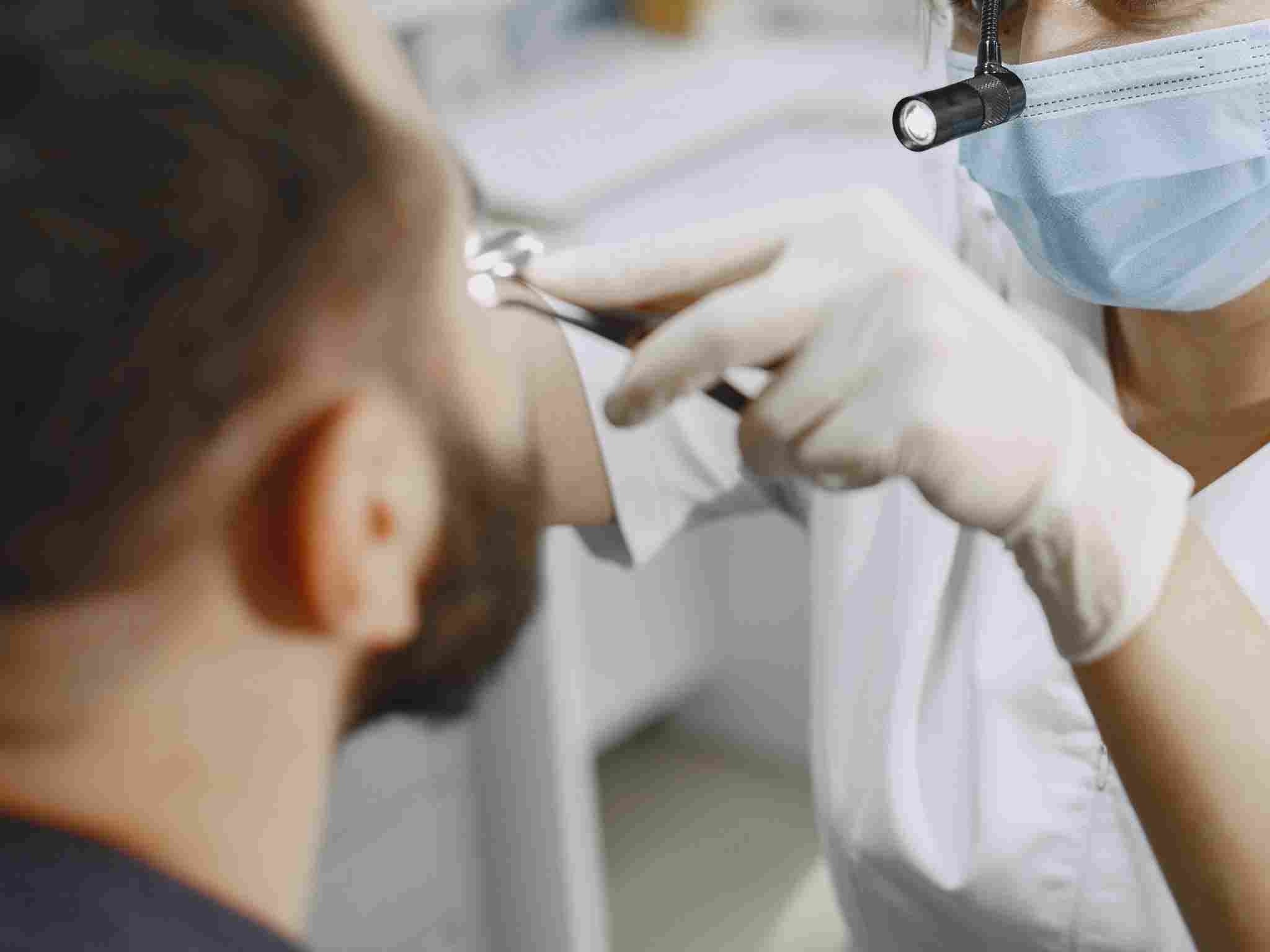 Esame fibroscopico per naso e gola eseguito da un otorinolaringoiatra a Perugia.