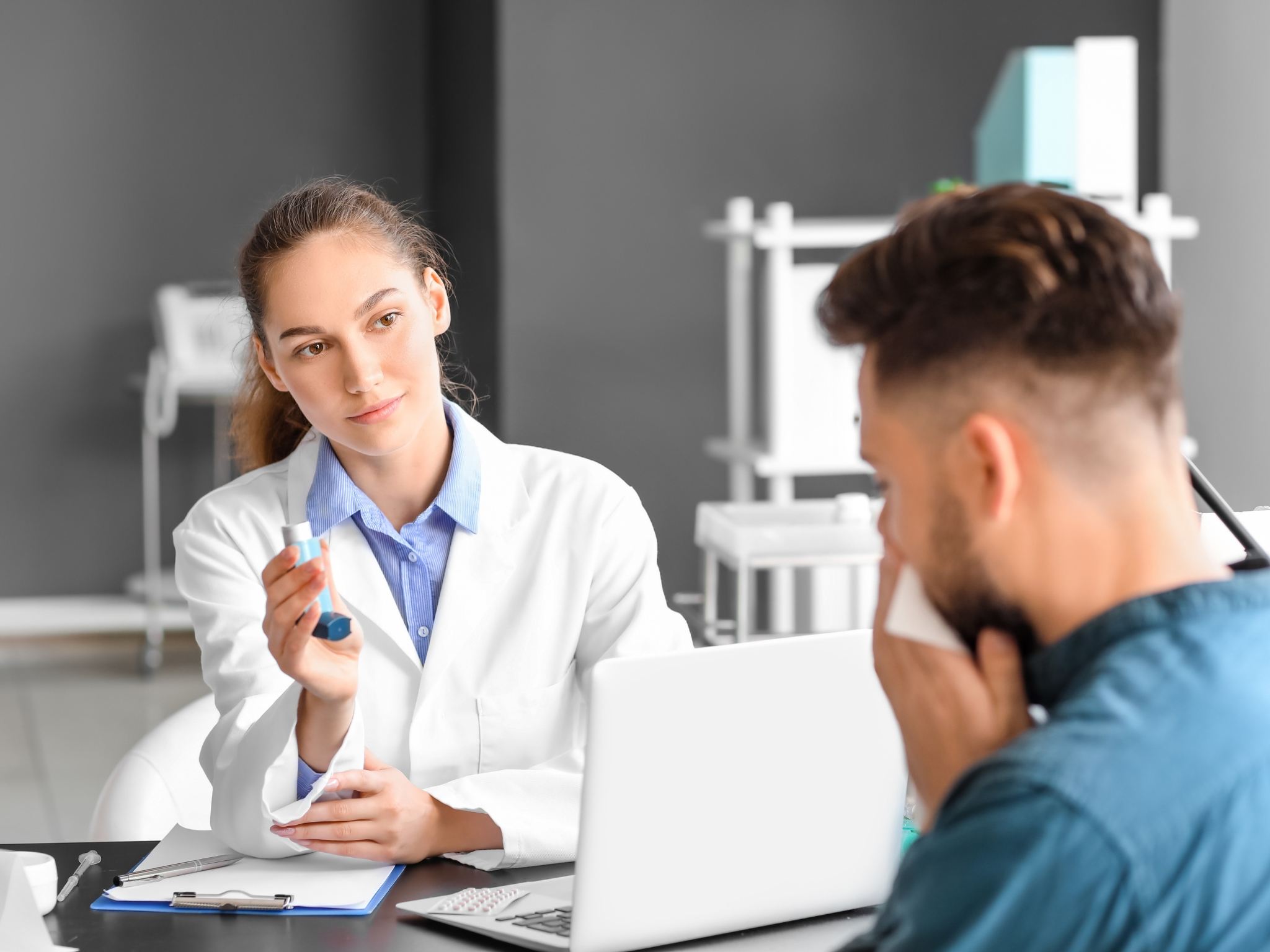 L'allergologo a Perugia spiega al paziente il funzionamento dell'immunoterapia sublinguale per la desensibilizzazione ai pollini.