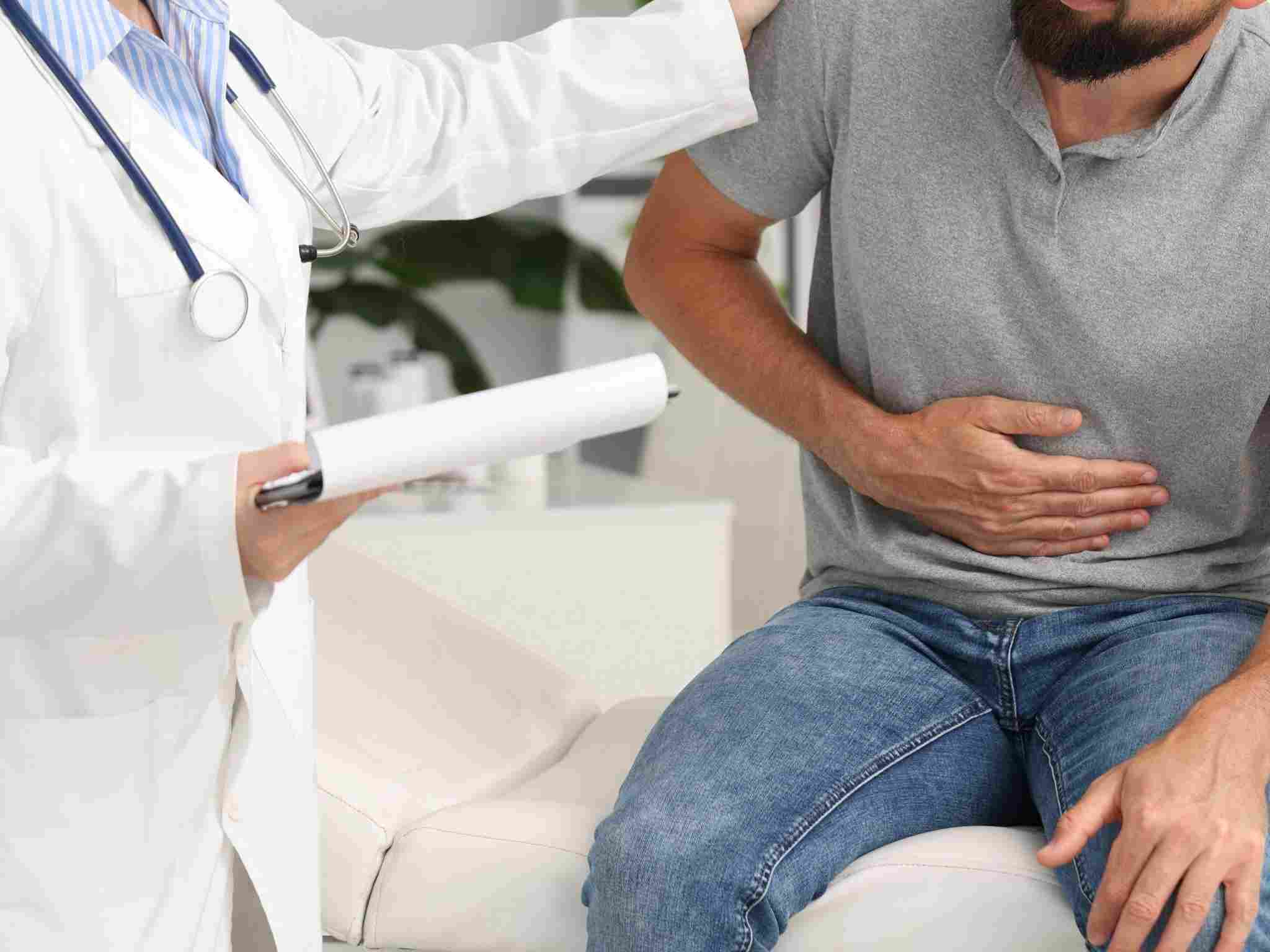 Un dettaglio di un vassoio medico con provette per analisi del sangue e delle feci per lo screening gastroenterologico.