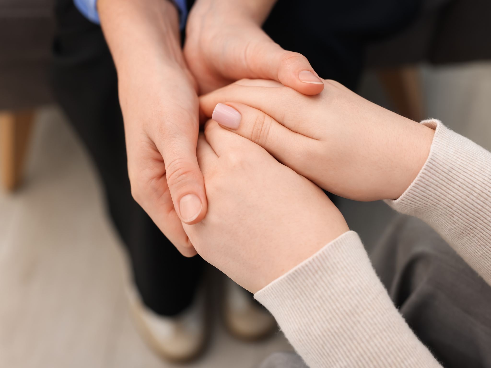 Dettaglio di una mano che offre supporto, simbolo del percorso di sostegno psicologico disponibile a Perugia.