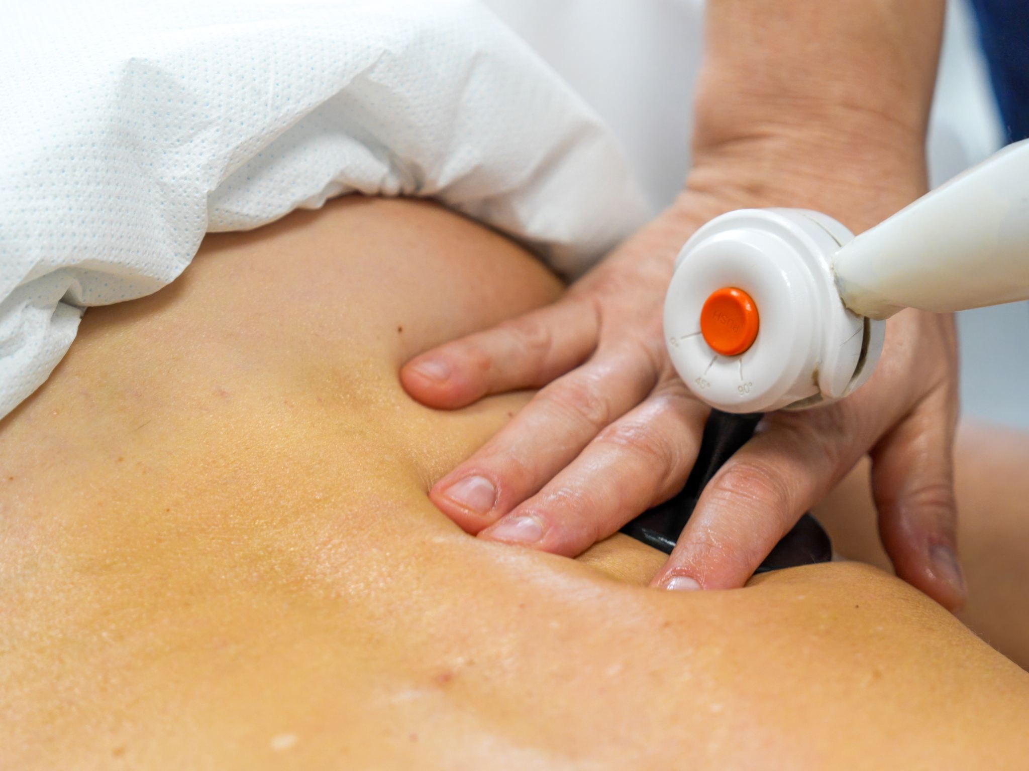 Applicazione di Tecarterapia presso gli Studi Medici San Nicolò a Perugia per la riduzione dell'infiammazione muscolare.