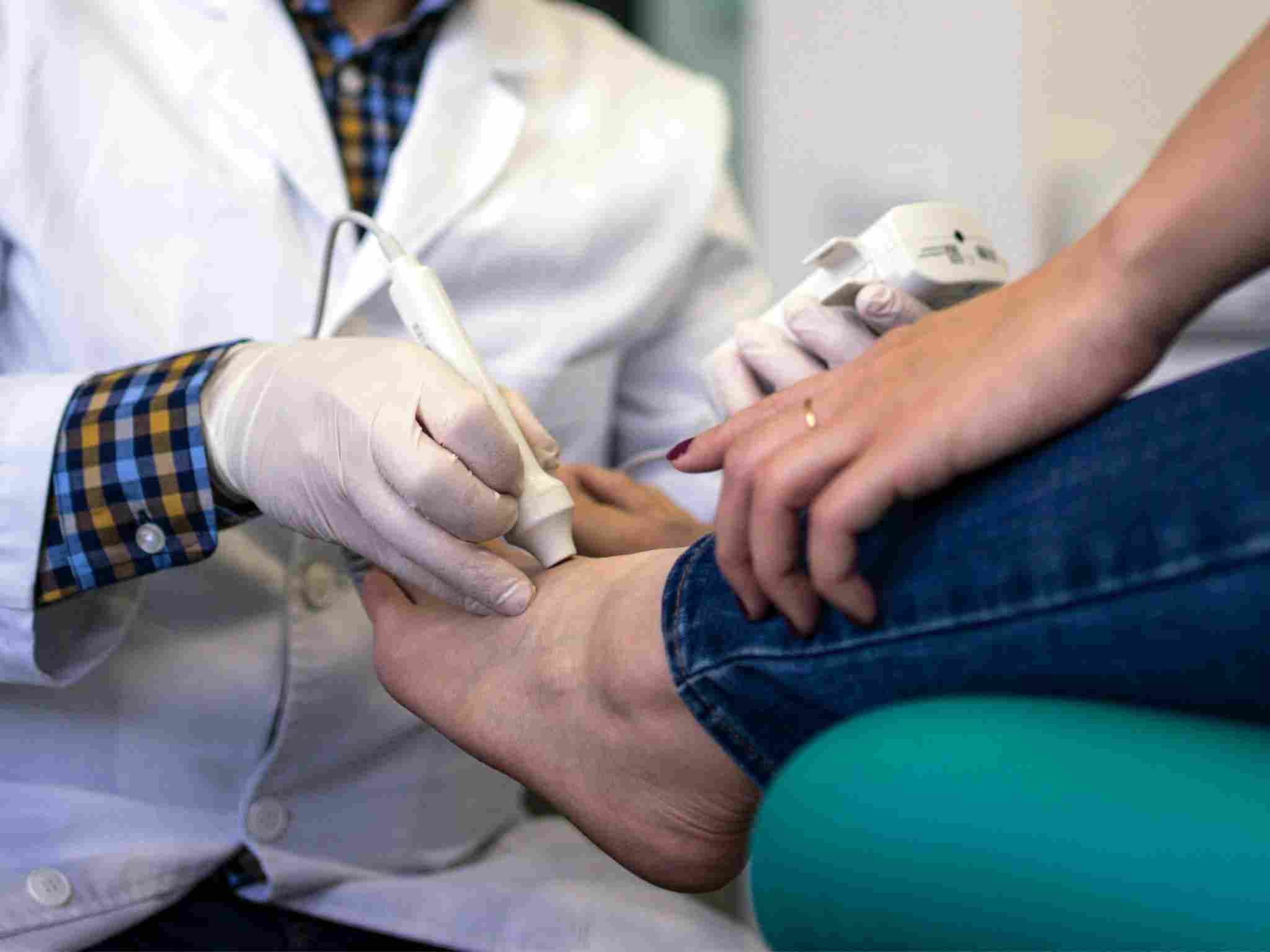 Strumenti sterili per la cura di unghie incarnite e callosità del podologo a Perugia.