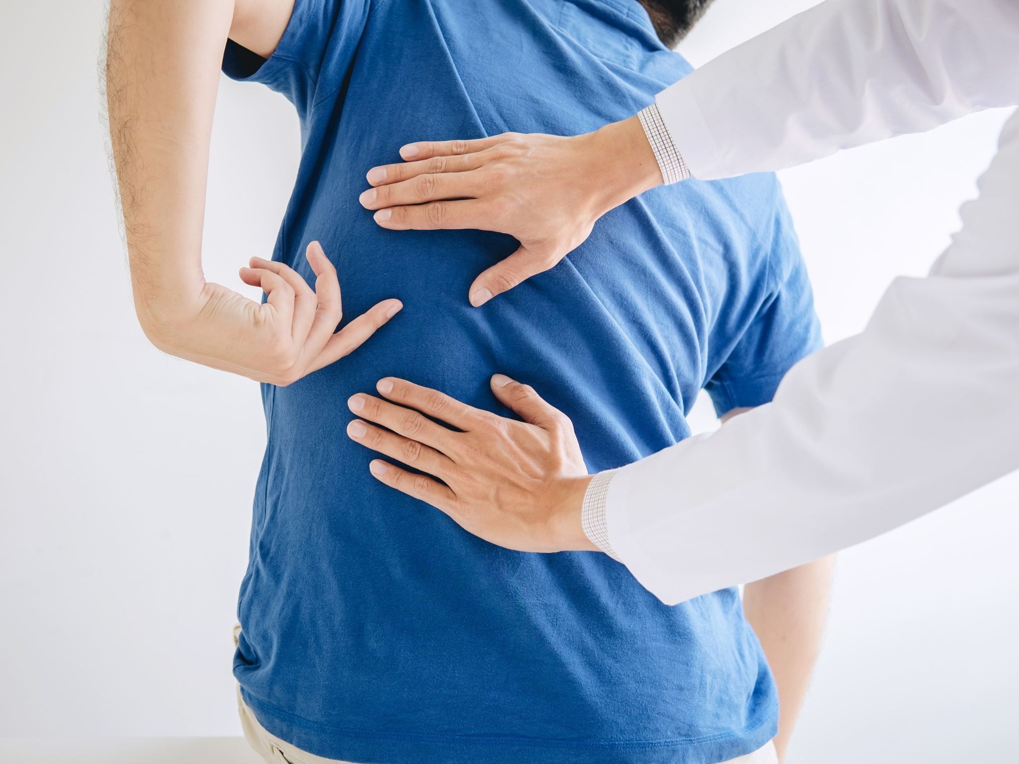 Prima visita di fisioterapia a Perugia: il professionista valuta il range di movimento e la forza muscolare del paziente.