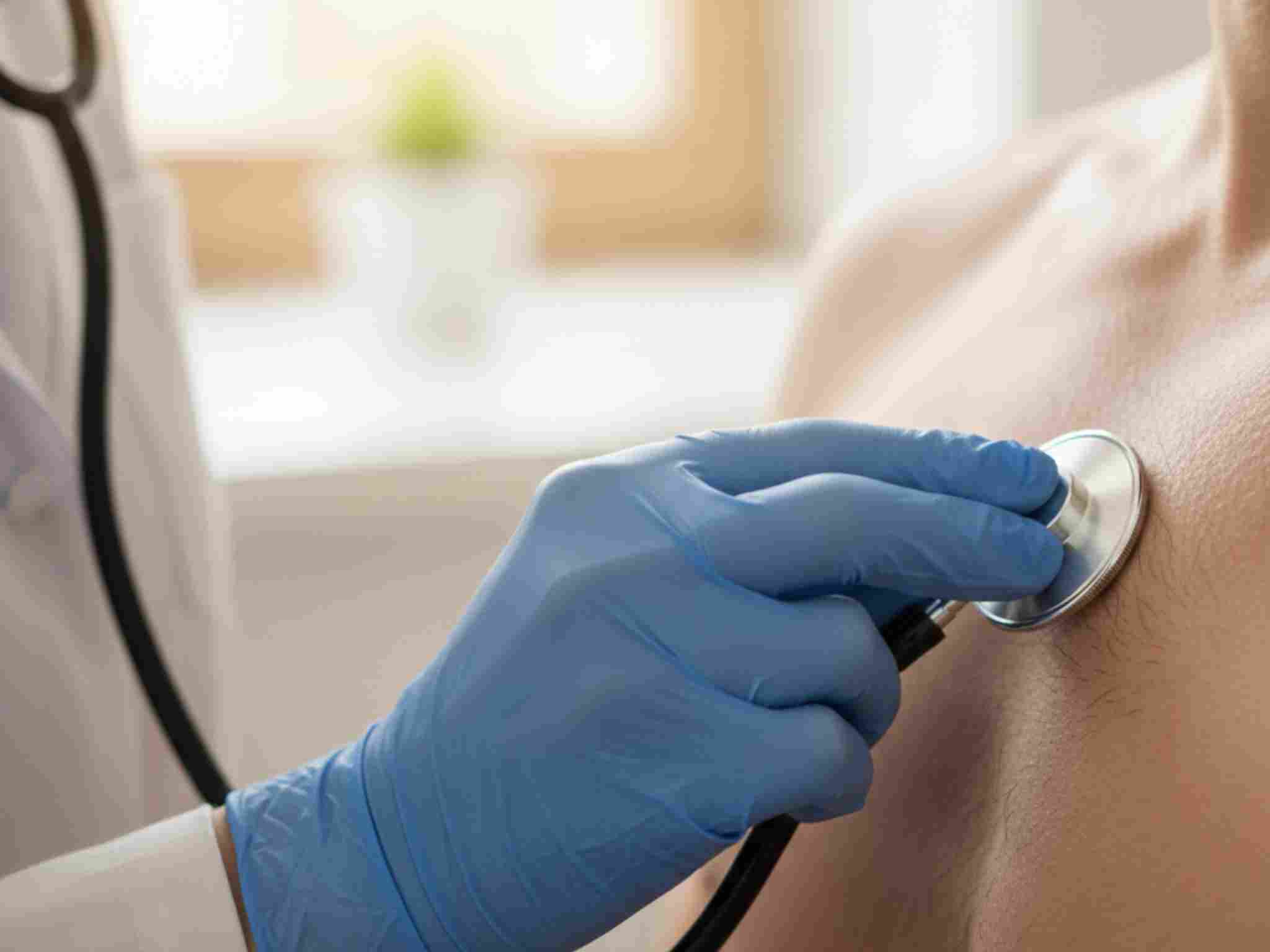 Medico cardiologo esegue l'auscultazione del cuore durante una visita specialistica a Perugia.