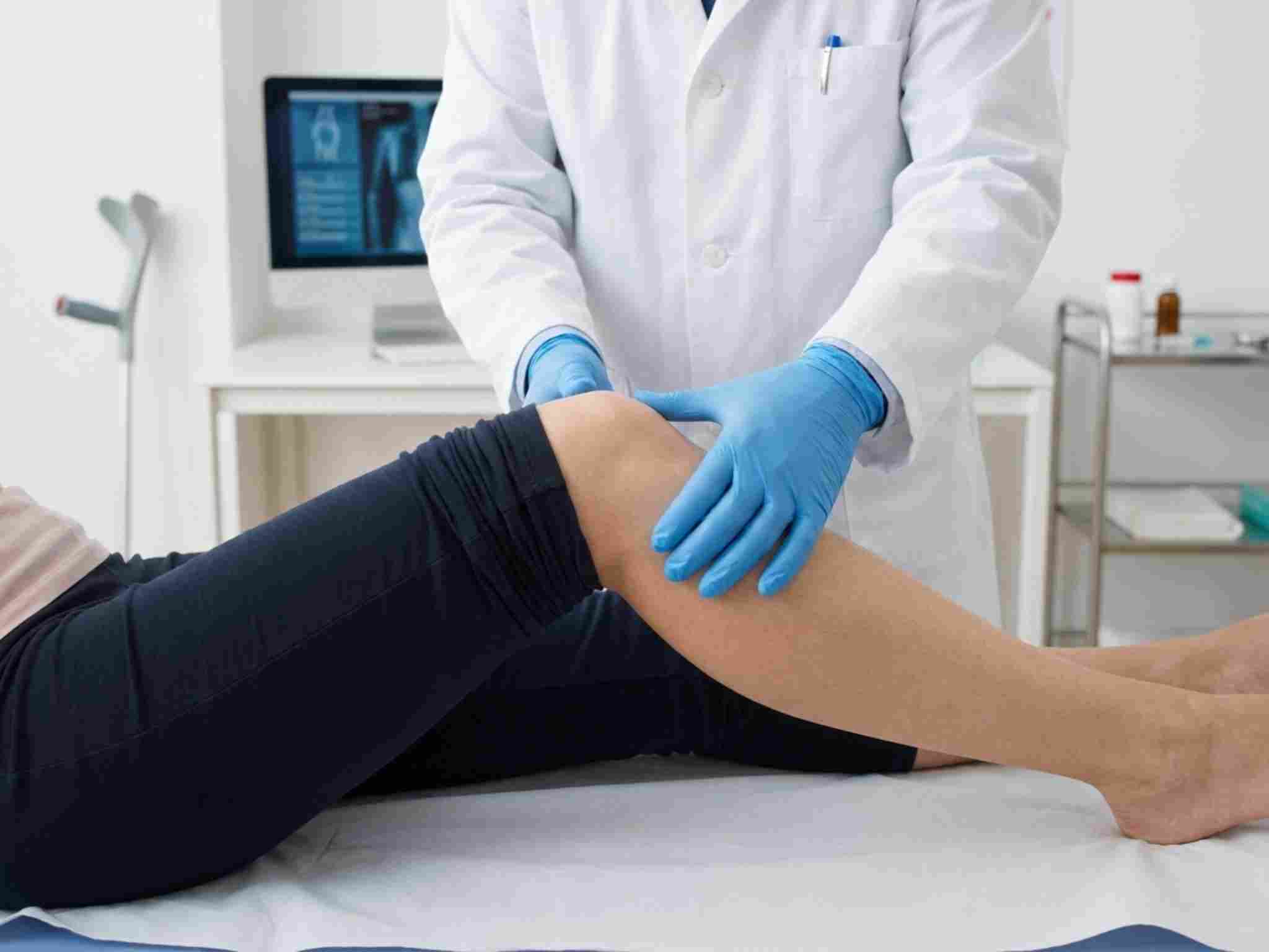 Medico ortopedico durante una visita specialistica presso Studi Medici San Nicolò a Perugia per problemi muscolo-scheletrici.