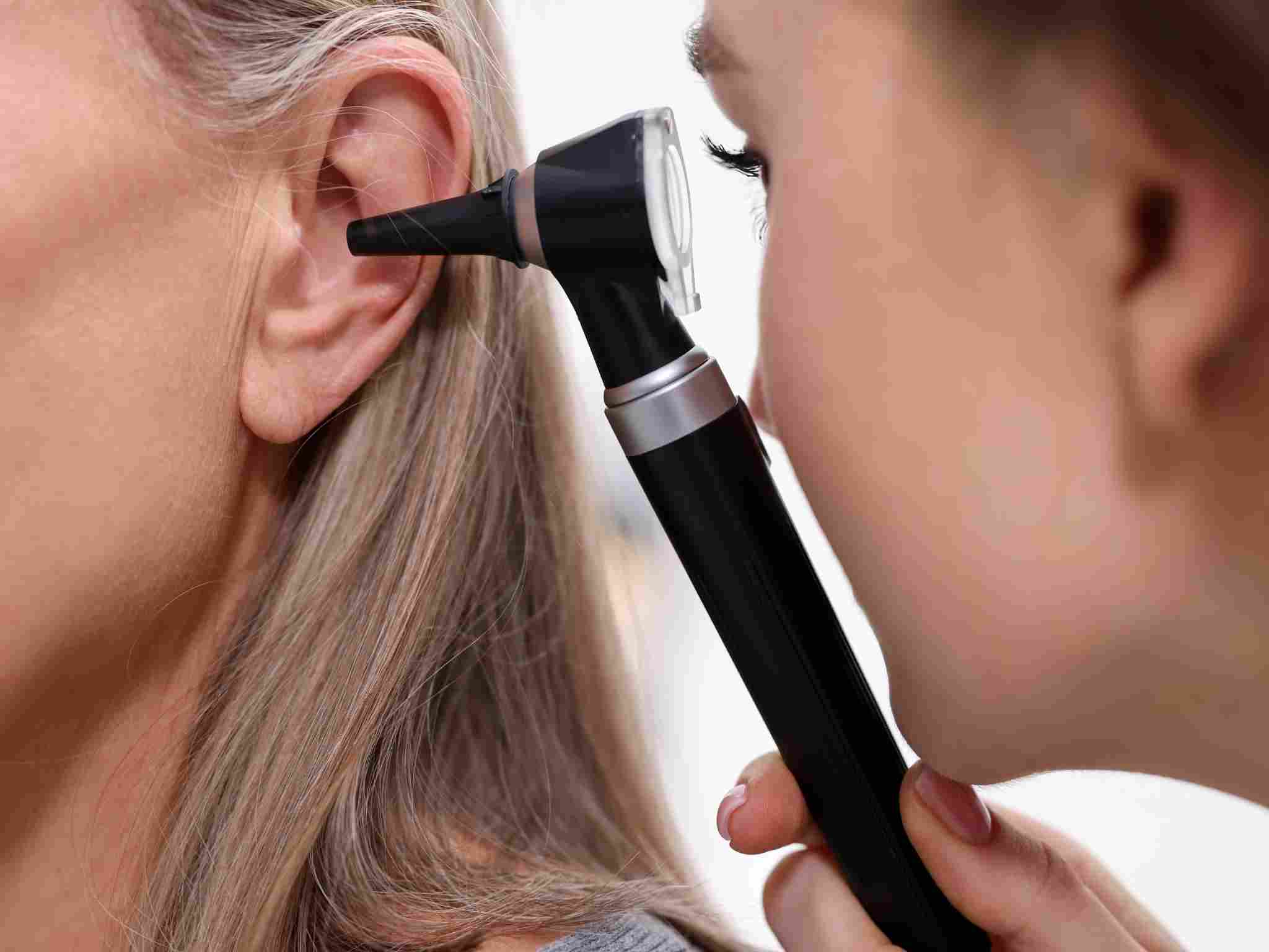 Controllo dell'orecchio durante una visita di otorinolaringoiatria a Perugia presso San Nicolò.