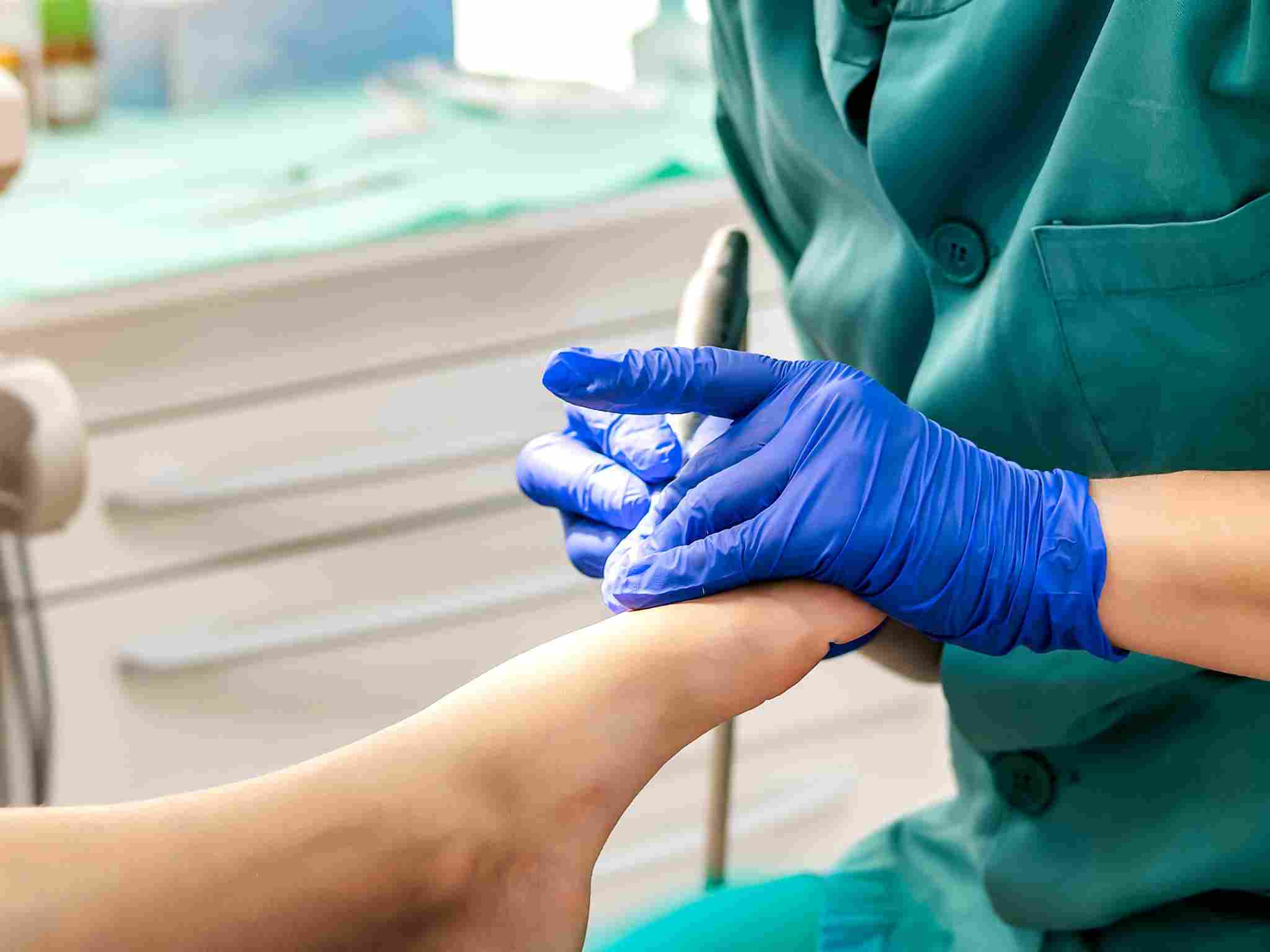 Valutazione clinica del piede durante una visita di podologia a Perugia.