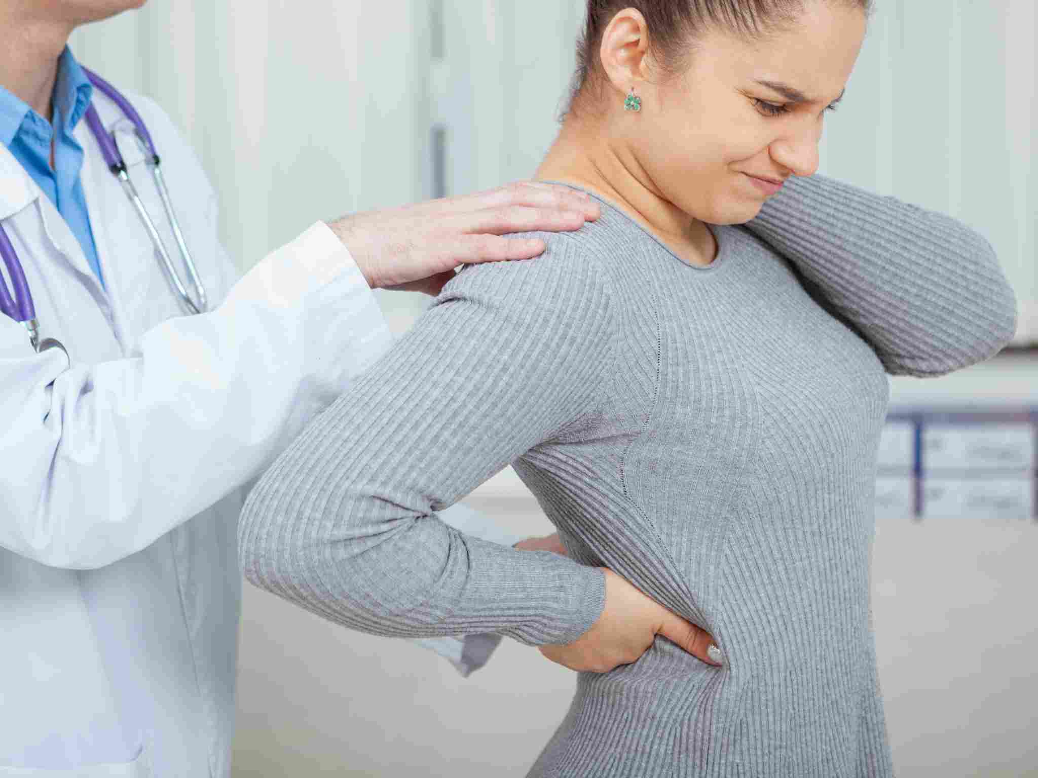 Medico reumatologo a Perugia esegue un esame obiettivo delle articolazioni per un piano terapeutico personalizzato.